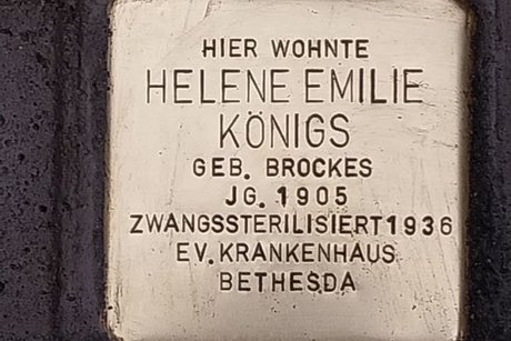 Das Bild zeigt einen messingfarbenen Stolperstein mit Namen Helene Emilie K&ouml;nigs