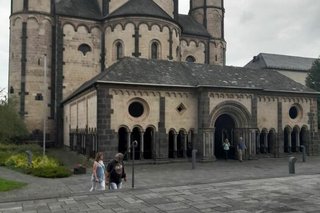 Das Kloster mit seinen drei Türmen noch einmal aus einer anderen Perspektive fotografiert.