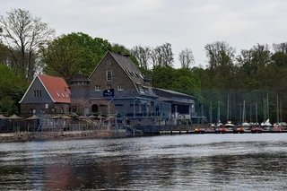 Aussicht vom Wasser auf Haus