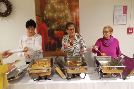 ... unsere Kontaktpersonen Brunhilde Wenzel, Waltraud Niewald-Klein und Trauthe Stein helfen bei der Essensausgabe.