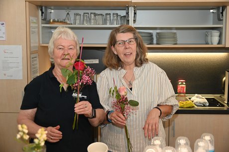 Frau Angermund und Frau Henning mit Rose
