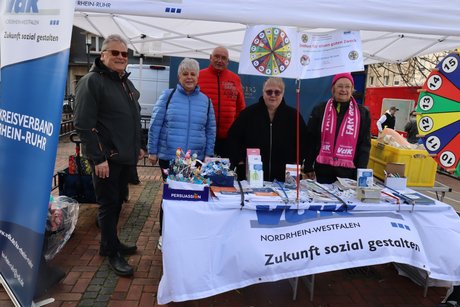 Auftaktveranstaltung internationale Wochen gegen Rassismus in Essen Holsterhausen. 5 Personen stehen hinter einem VdK-Stand mit Informationsmaterial.