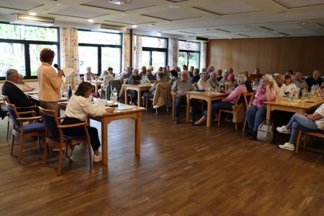 Jahreshauptversammlung 2026 Etwa 60 Menschen sitzen an drei langen Tischen und hören den Bericht der Kassiererin.