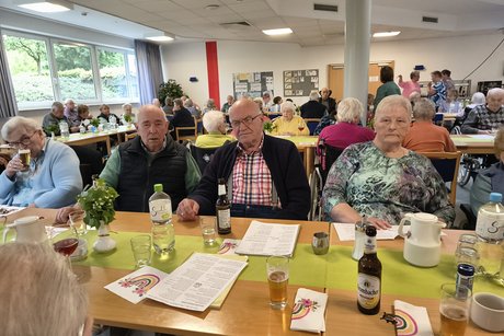 Mitglieder an der Kaffeetafel