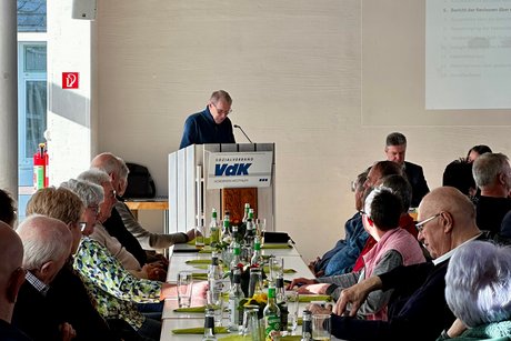 Kassenpr&uuml;fer berichtet, Menschen an Tischen sitzend