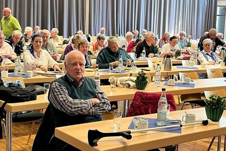 Blick in den Saal; im Vordergrund Gerd Willeke (Vorsitzender des OV Wenden)