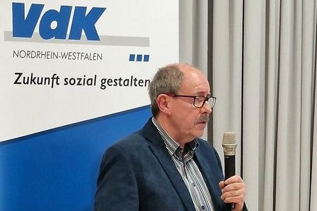 Ein Mann spricht in ein Mikrofon