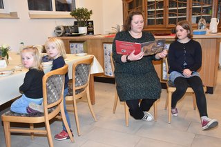 Lisa Hermann und Tochter Luise lasen Astrid Lindgrens Weihnachten im Stall.