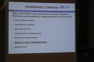 Abfotografierte PowerPoint-Präsentation mit Hinweisen zum Thema Trickdiebstahl/ Trickbetrug