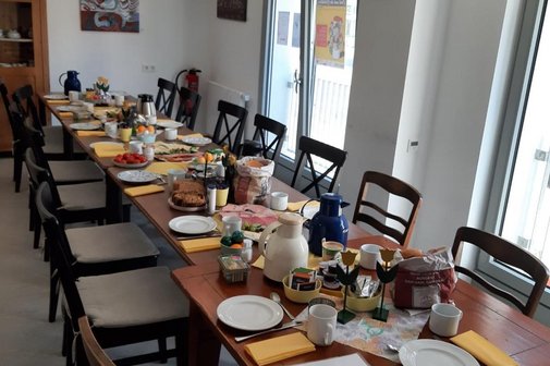 gedeckter Tisch für den Frauenstammtisch in der Villa Zündfunke