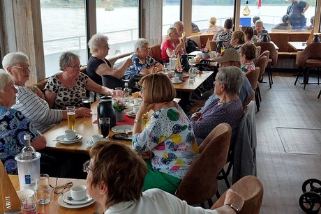 Personen beim Kaffee trinken