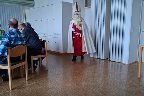 Teilnehmer einer Feier mit dem Nikolaus