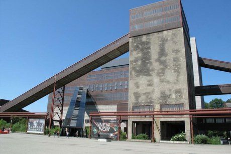 Außenaufnahme der Kohlenwäsche mit rechteckigem Betonturm als Hauptgebäude und Förderbändern rechts und links vom Gebäude.