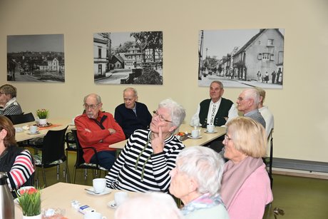 Mitglieder sitzen an einem Tisch und unterhalten sich