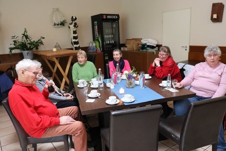 Frühlingsfest Mehrere Personen sitzen an einem Tisch und unterhalten sich.