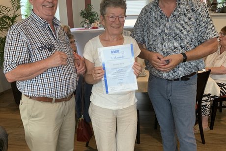 Rositta steht zwischen Hartmut und Dietmar
