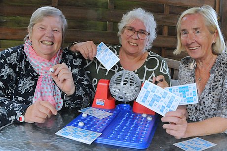 Agnes Arnold,Agnes Arnold, Ulrike Dammers und Maggie Meyer (von links) sind die fr&ouml;hlichen Botschafterinnen des ersten Bingo-Spielenachmittags beim Ortsverband Uedem. Allen dreien ist es anzusehen: Sie freuen sich drauf! Ulrike Dammers und Maggie Meyer (von links) sind die fr&ouml;hlichen Botschafterinnen des ersten Bingo-Spielenachmittags beim Ortsverband Uedem. Allen dreien ist es anzusehen: Sie freuen sich drauf!