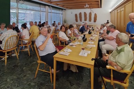 Teilnehmende bei der Weinprobe im Gastraum der Winzergenossenschaft Ihringen am Kaiserstuhl.