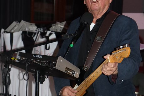 Ein Mann mit Gitarre singt.