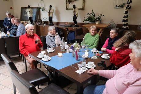 Frühlingsfest Mehrere Personen sitzen an einem Tisch und unterhalten sich.