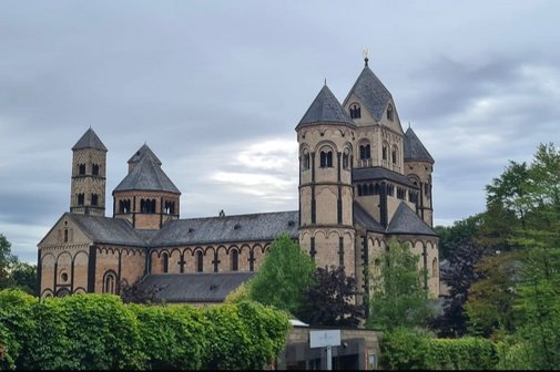 Hier sieht man das Kloster von aussen, ein gro&szlig;es Kirchen &auml;hnliches Geb&auml;ude