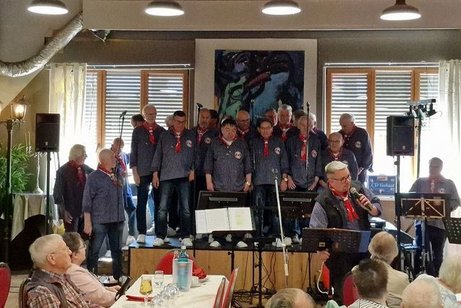 Der Shanty-Chor Dortmund in der Friesischen Tracht (blau-weiß-gestreift) sangen Seemannslieder
