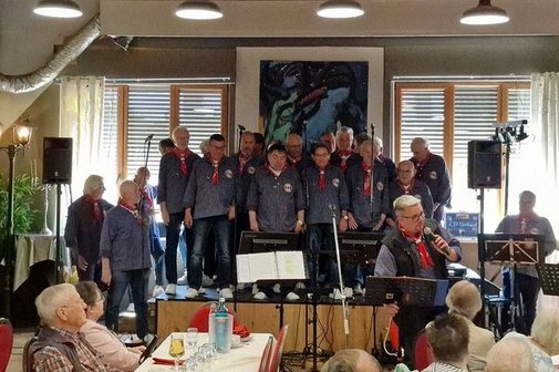 Der Shanty-Chor Dortmund in der Friesischen Tracht (blau-weiß-gestreift) sangen Seemannslieder