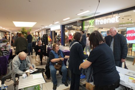 Mehrere Personen am VdK Info-Stand.