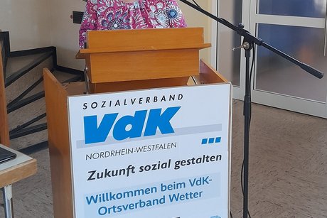 Gabriele Gill hält eine Rede