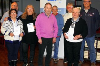 Gruppenfoto langjähriger Mitglieder, die auf der Weihnachtsfeier geehrt wurden: vorne, von links - Helga Pietsch (10), Brigitte Kopp (10), Jürgen Jost (10), Irene Kunert (10) hinten, von links - Gerd Seniuk (Kreisvorsitzender), Annette Becker (25), Christiane Hütténes (Vorsitzende OV), Ralf Piller (10)