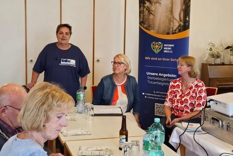 Vorsitzende begrüßt die Mitglieder