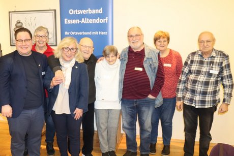 Mehrere Personen stehen zusammen f&uuml;r ein Gruppenbild.