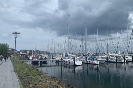 Marina Heiligenhafen Promenade an Yachthafen mit Segeljachten im Wasser