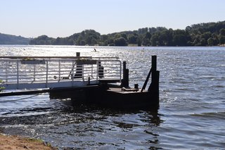 Anleger Hügel am Baldeney See am Morgen