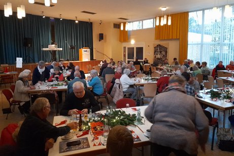 Jahresabschluss-Feier Die Mitglieder sitzen an liebevoll gedeckten Tischen