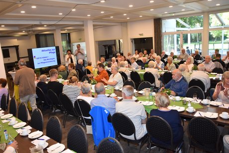 Im gut gefüllten Saal informierte Klaus Meiers die VdK-Mitglieder zum Thema Pflege. Im gut gefüllten Saal informierte Klaus Meiers die VdK-Mitglieder zum Thema Pflege.