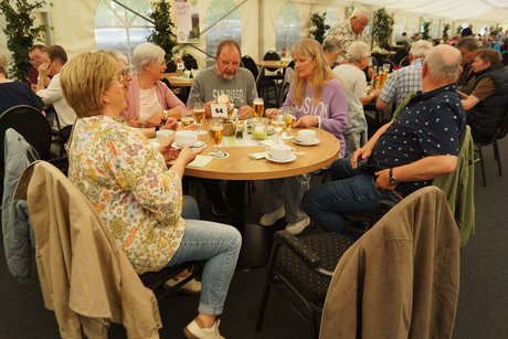 Spagelessen Menschen sitzen am Tisch. Getränke stehen auf dem Tisch