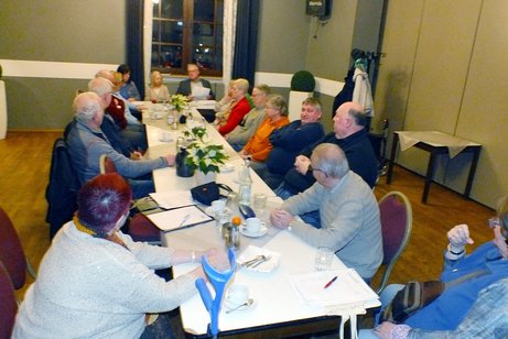 Mitglieder des Ortsverband Oberhausen - Osterfeld sitzen um einen langen Tisch herum.