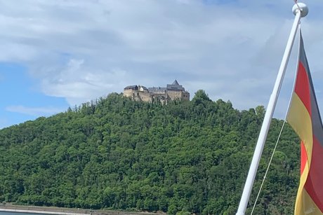 Blick vom Schiff auf die Fahne und einen H&uuml;gel mit Schloss Waldeck