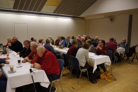 Mitglieder beim Kaffee trinken