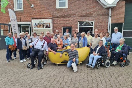 Die Teilnehmer der Halbtagesfahrt 2026 stehen vor dem Holzschuhmuseum.