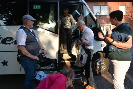Menschen steigen aus einem Bus, Ankunft in Ottenstein