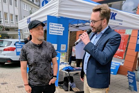 VdK-Referent Benedikt Lechtenberg im Interview mit einem Gast am VdK-Stand