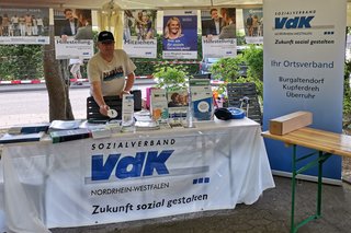 Beisitzer Lothar Wusthoff am VdK-Infostand beim AWO-Sommerfest 2023