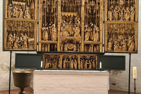 Kunstvoll geschnitztes Altar-Triptychon.
