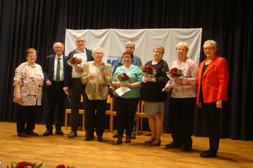 Mitglieder mit Vorstand auf der B&uuml;hne zur Jubilarehrung