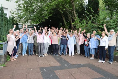 Gruppenbild mit allen Teilnehmern und G&auml;sten.