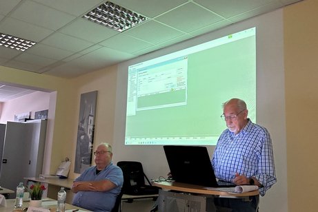 Ein Redner hält einen Vortrag