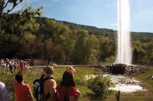 Besucher vor dem Geysir-Ausbruch