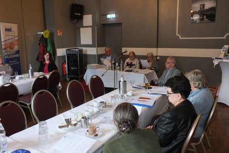 Jahreshauptversammlung 2026 Mehrere Personen sitzen an langen Tischen.